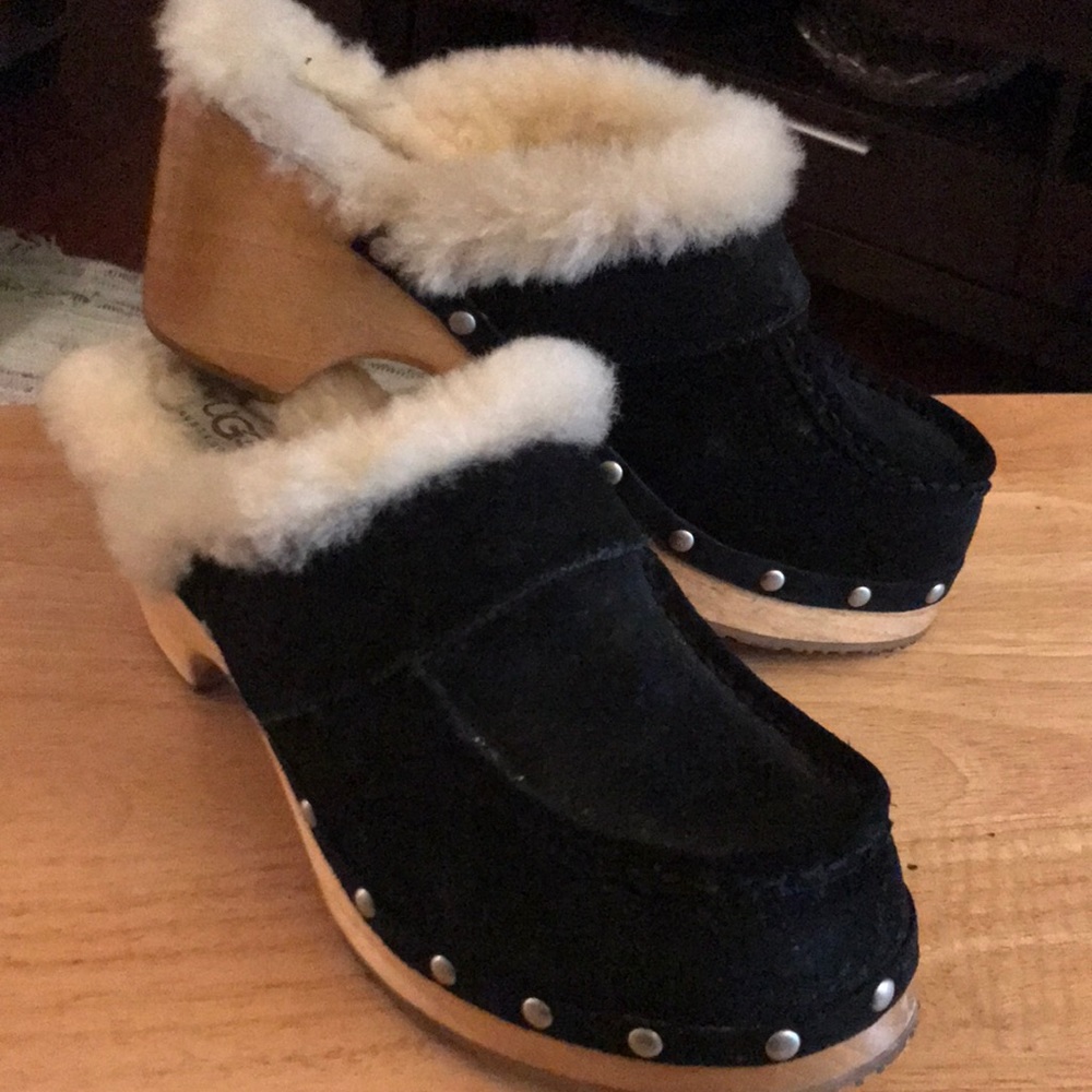 UGGS CLOGS BLACK SUEDE